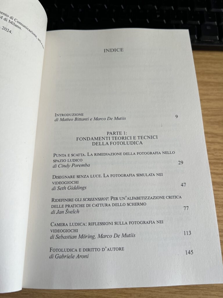 An open book displaying its index page titled "INDICE." The page lists various cahpters and their corresponding page numbers, including theoretical and technical foundations of photography, rules and tools for optical simulation, creative use of photography in architecture, and reflections on photography.