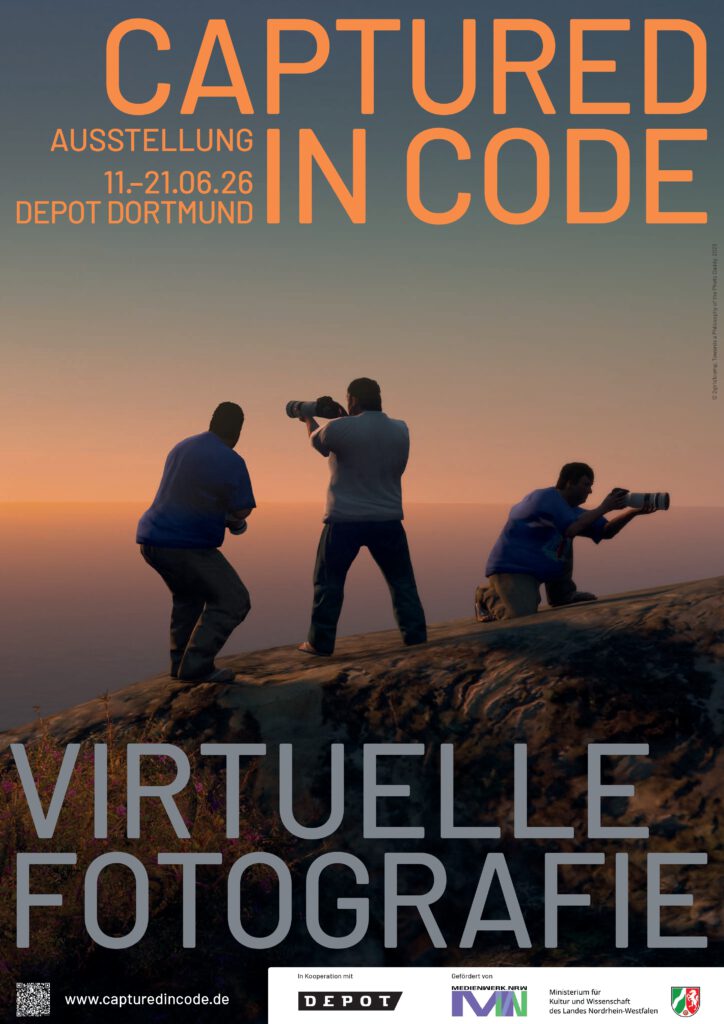 Ausstellungsplakat „Captured in Code – Virtuelle Fotografie". Drei Spielfiguren mit Kameras fotografieren bei Sonnenuntergang auf einem Felsvorsprung. Ausstellung vom 11.–21. Juni 2026 im Depot Dortmund. www.capturedincode.de Lang (für barrierefreie Kontexte, z. B. Website): Hochformatiges Ausstellungsplakat mit dunklem Hintergrund. Oben in großer orangefarbener Schrift der Titel „Captured in Code", darunter in kleinerer Schrift: „Ausstellung · 11.–21.06.26 · Depot Dortmund". Das zentrale Motiv zeigt drei computergenerierte Figuren aus einem Videospiel, die bei Sonnenuntergang auf einem Felsplateau stehen und fotografieren – eine Anspielung auf klassische Landschaftsfotografie. Im unteren Drittel steht in großen grauen Lettern „Virtuelle Fotografie". Am unteren Rand befinden sich Logos der Kooperationspartner (Depot), Förderer (Medienwerk NRW, Ministerium für Kultur und Wissenschaft des Landes Nordrhein-Westfalen) sowie ein QR-Code und die URL www.capturedincode.de. Bildnachweis für das Poster: © 2girls1comp, "Towards a Photography of the Photo Daddy", Red Dead Redemption 2, 2023, https://2girls1comp.xyz.